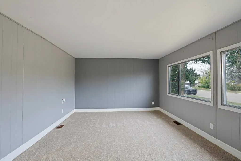 85 3 Avenue W