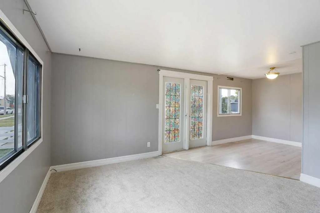 85 3 Avenue W