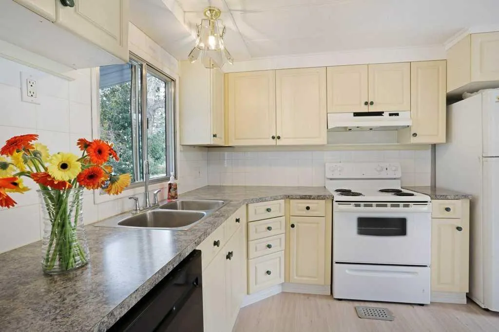 85 3 Avenue W