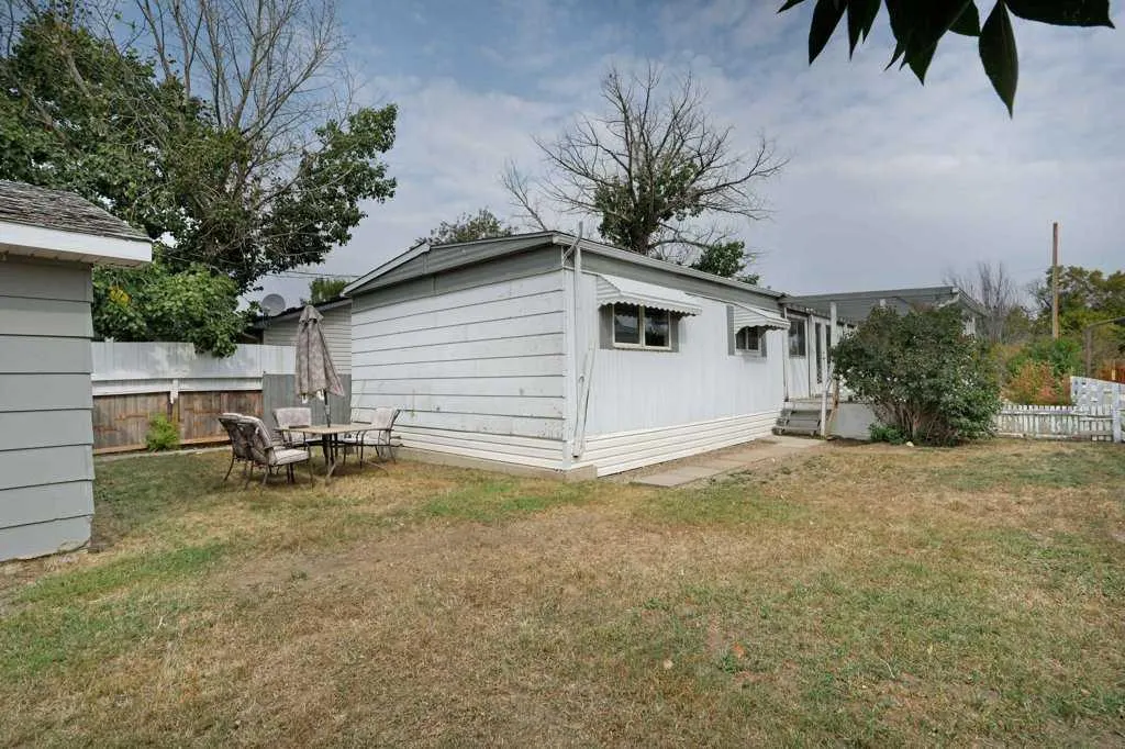 85 3 Avenue W