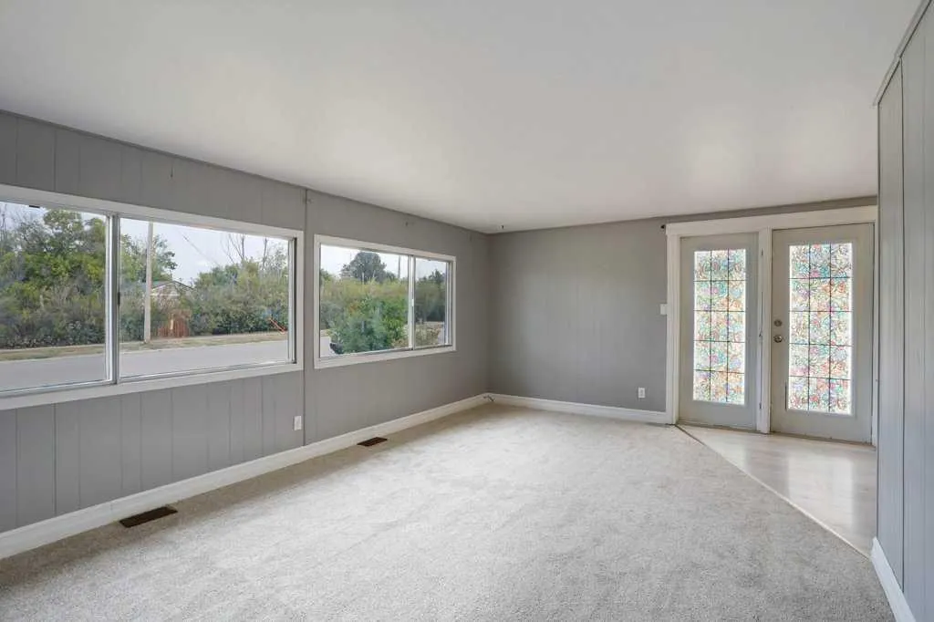 85 3 Avenue W