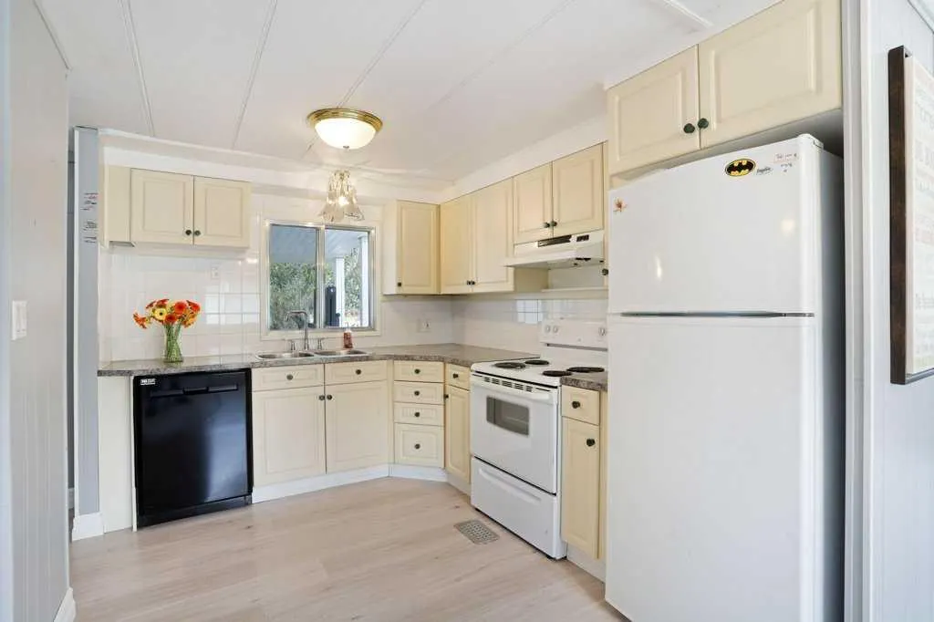 85 3 Avenue W