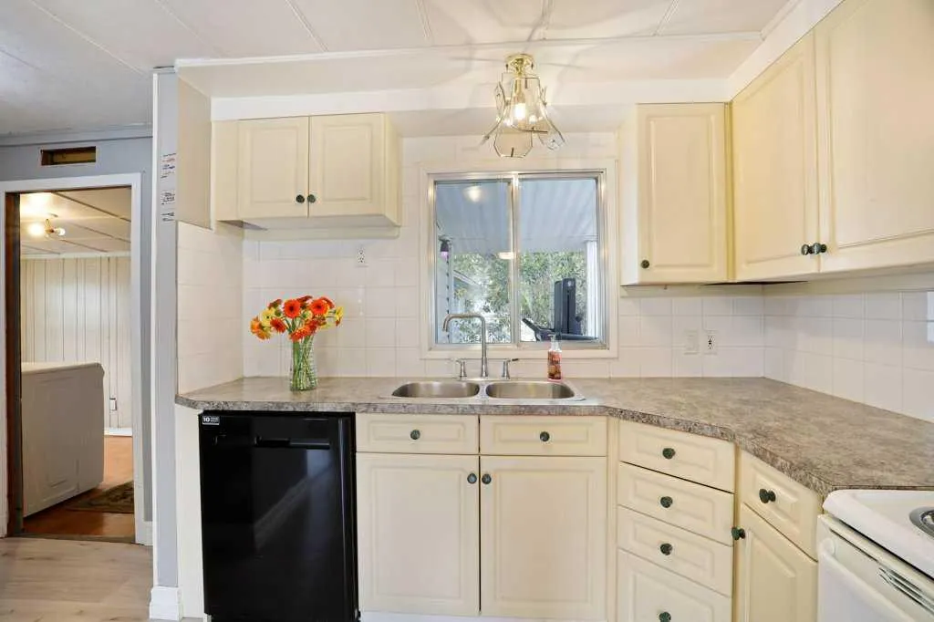85 3 Avenue W