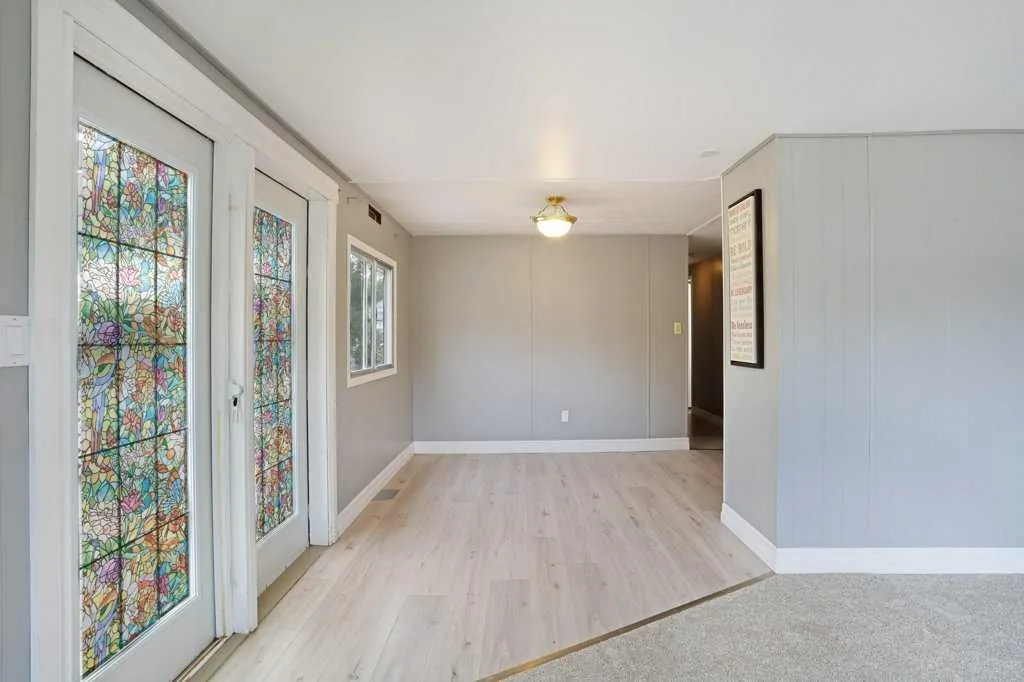 85 3 Avenue W