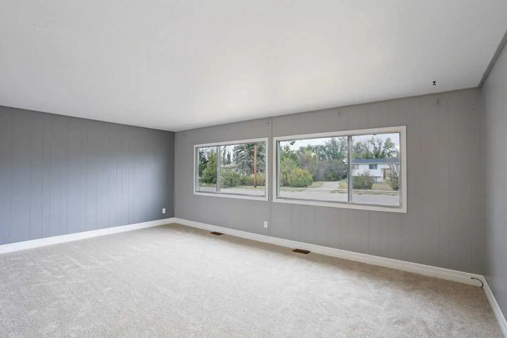 85 3 Avenue W