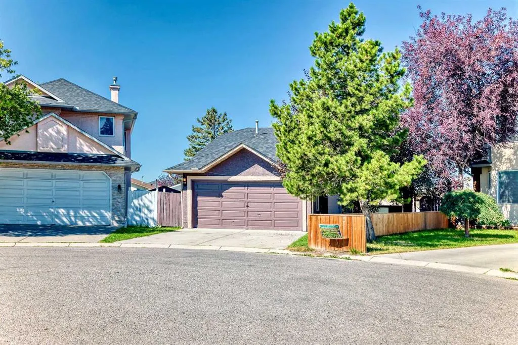 52 MARTINGLEN Place NE