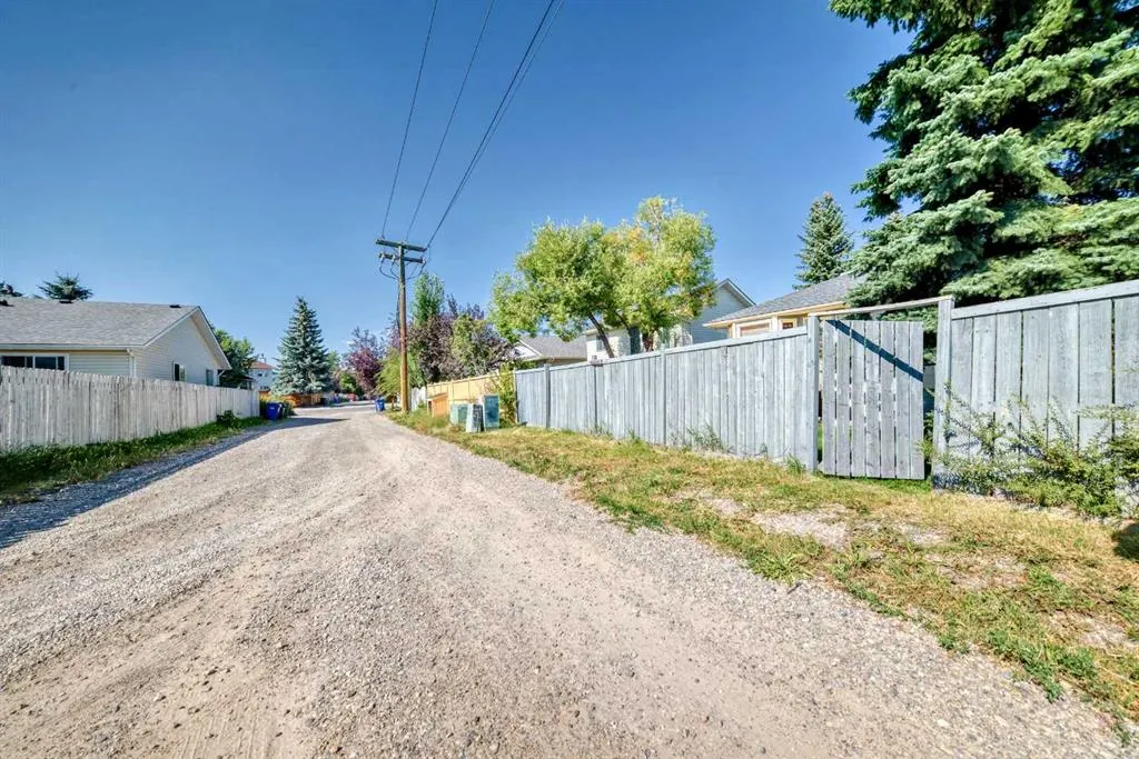 247 SHAWINIGAN Drive SW