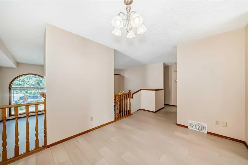 247 SHAWINIGAN Drive SW