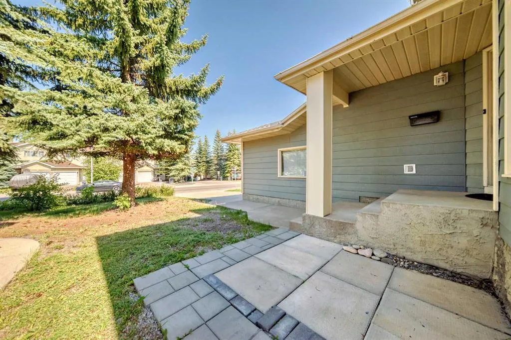 247 SHAWINIGAN Drive SW