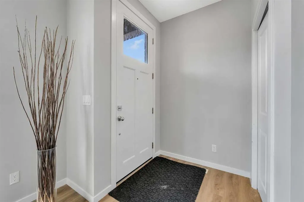60 Howse Rise NE