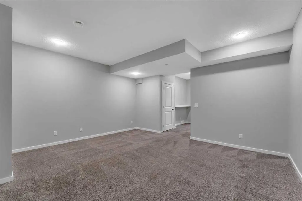 60 Howse Rise NE