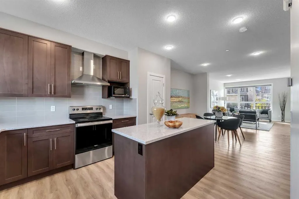 60 Howse Rise NE