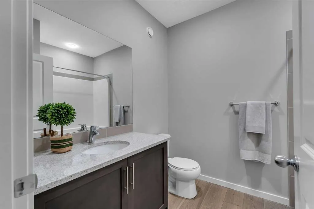 60 Howse Rise NE