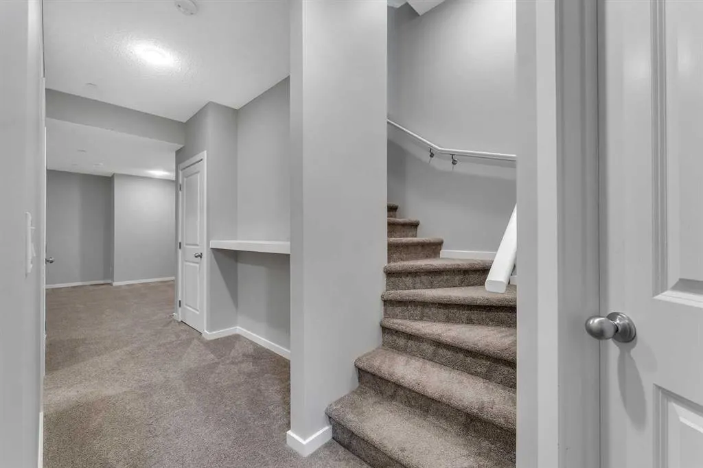 60 Howse Rise NE