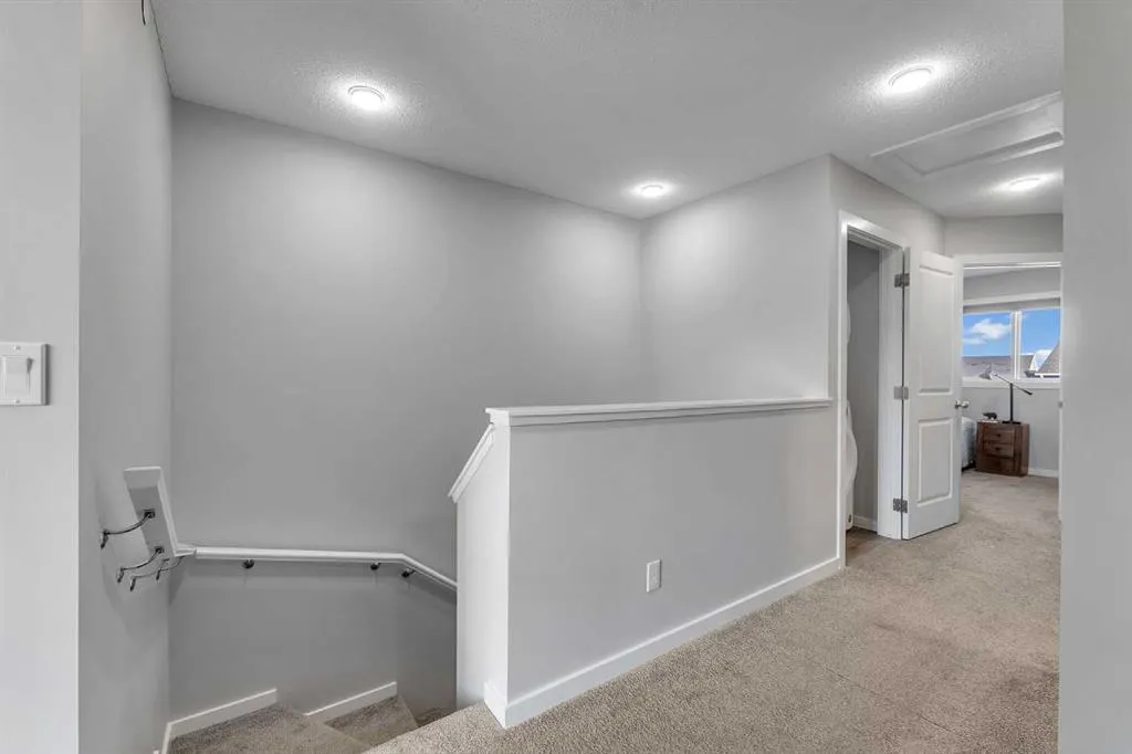 60 Howse Rise NE