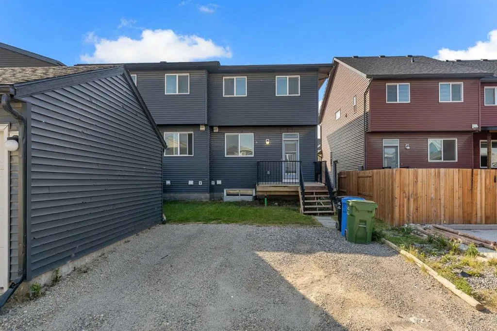 60 Howse Rise NE