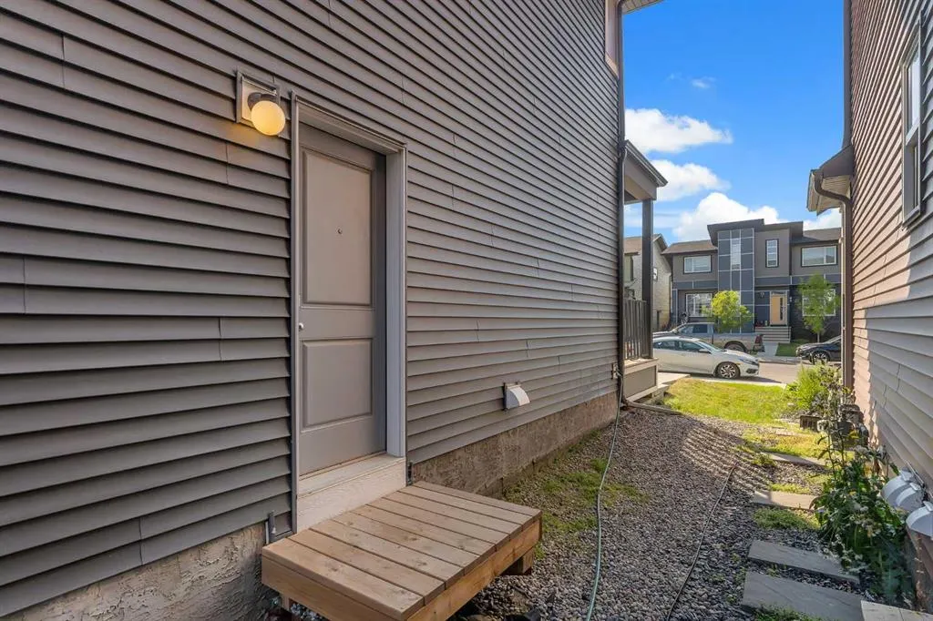 60 Howse Rise NE