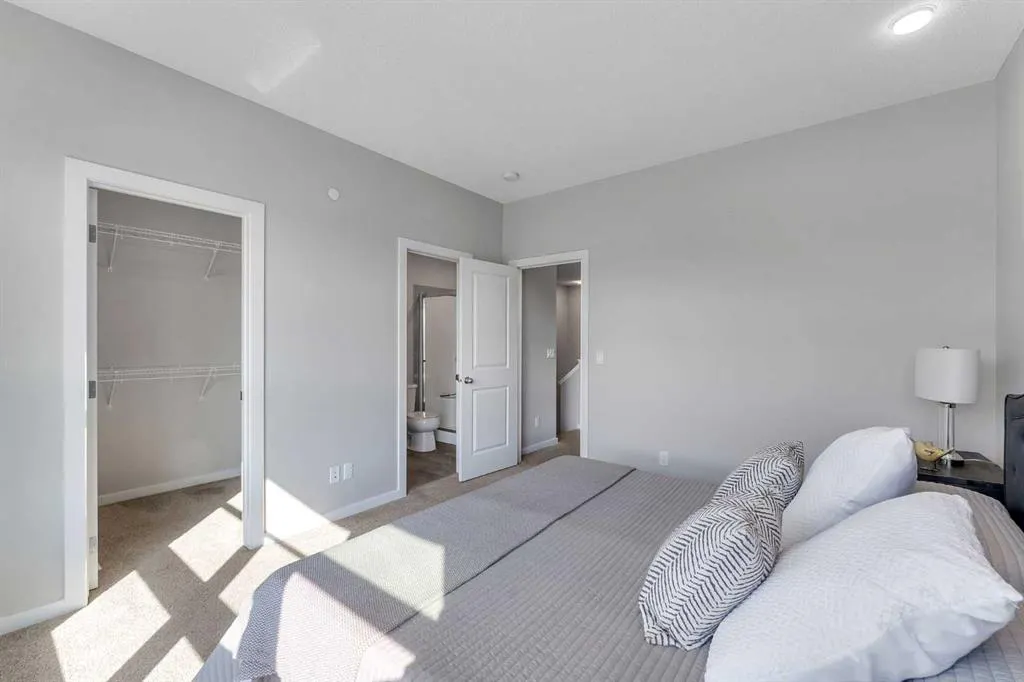 60 Howse Rise NE