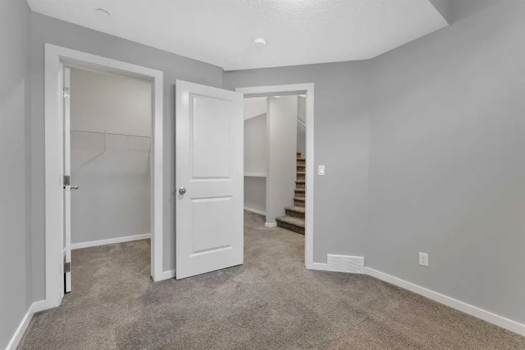 60 Howse Rise NE