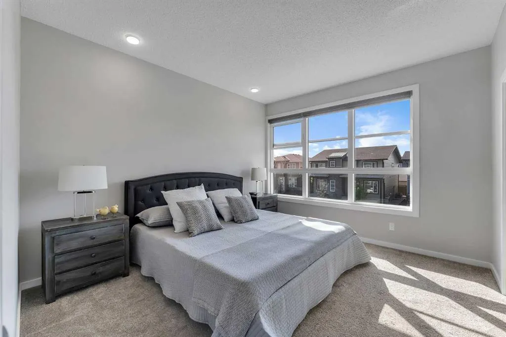60 Howse Rise NE