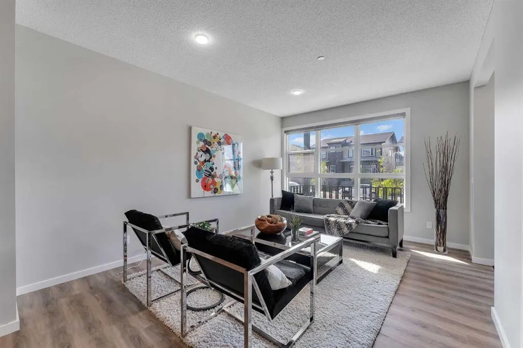 60 Howse Rise NE
