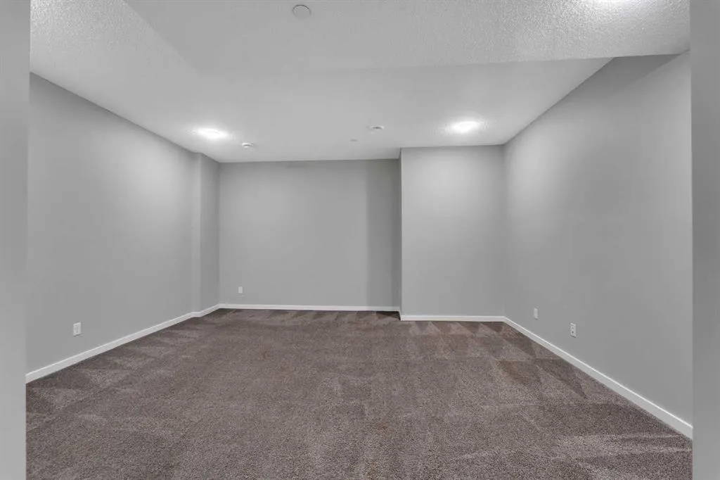 60 Howse Rise NE