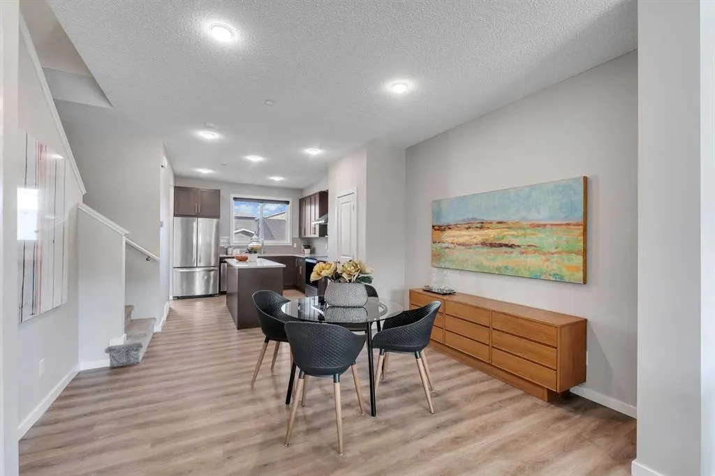 60 Howse Rise NE