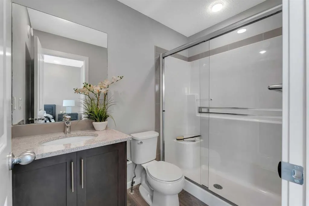 60 Howse Rise NE