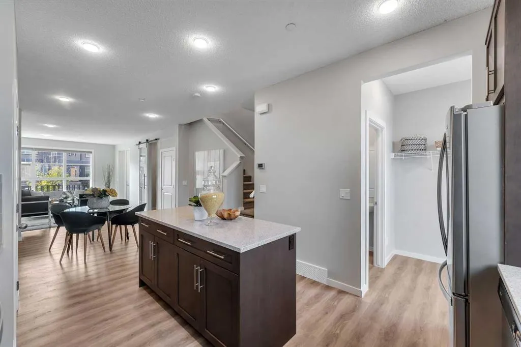60 Howse Rise NE