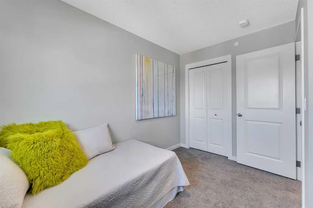 60 Howse Rise NE