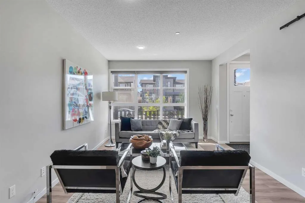 60 Howse Rise NE