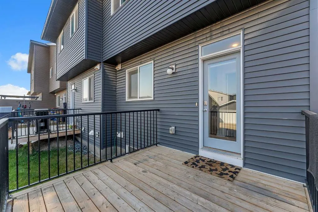 60 Howse Rise NE