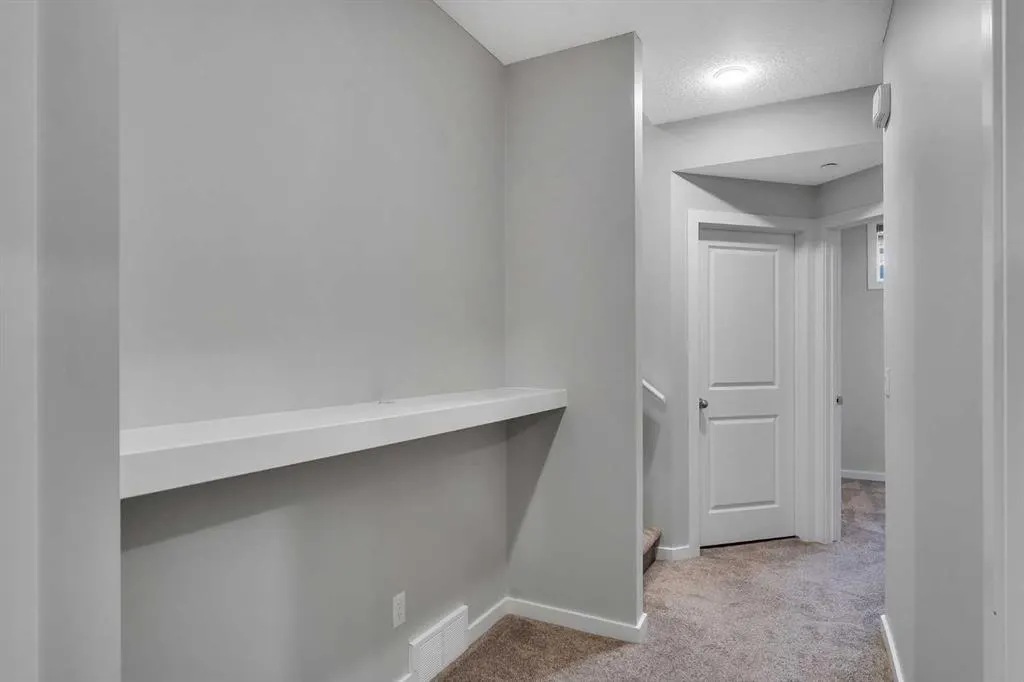 60 Howse Rise NE