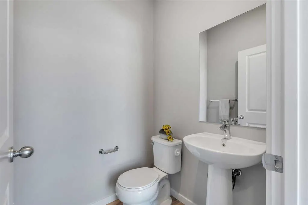 60 Howse Rise NE