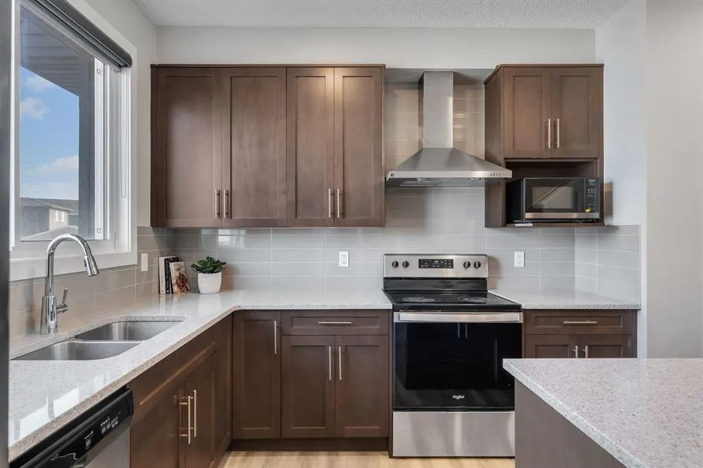60 Howse Rise NE