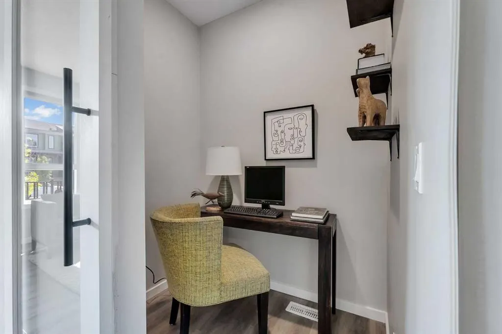 60 Howse Rise NE