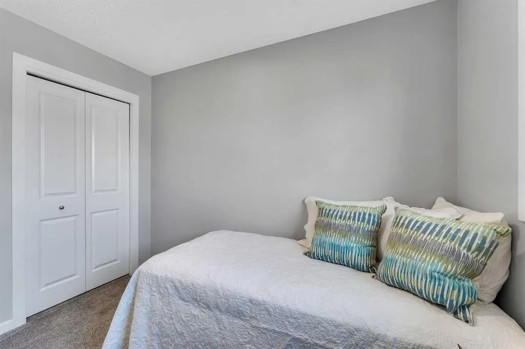 60 Howse Rise NE