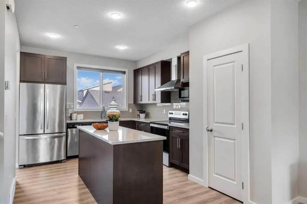 60 Howse Rise NE