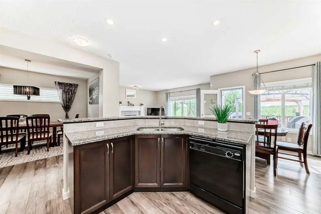 180 Kinlea Link NW