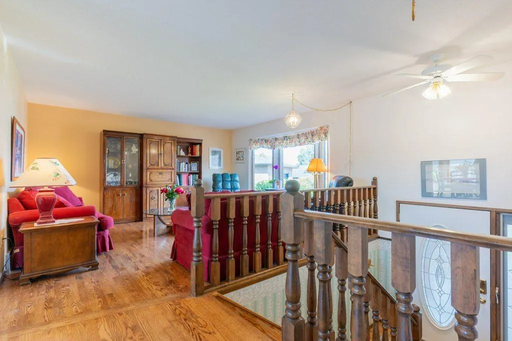 17 Iris Court SE
