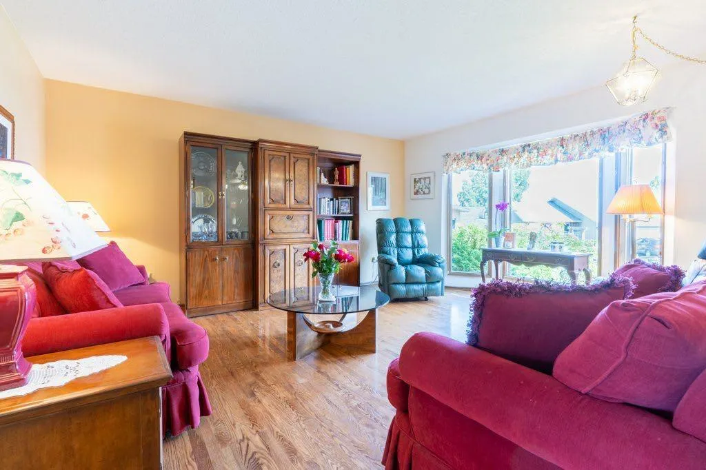 17 Iris Court SE