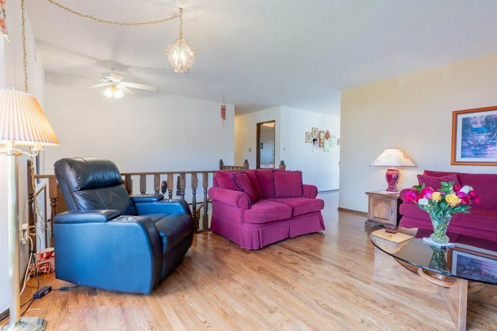 17 Iris Court SE