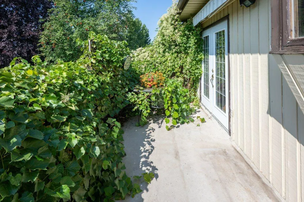 17 Iris Court SE