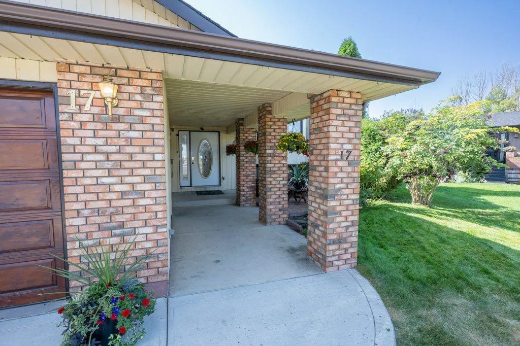 17 Iris Court SE
