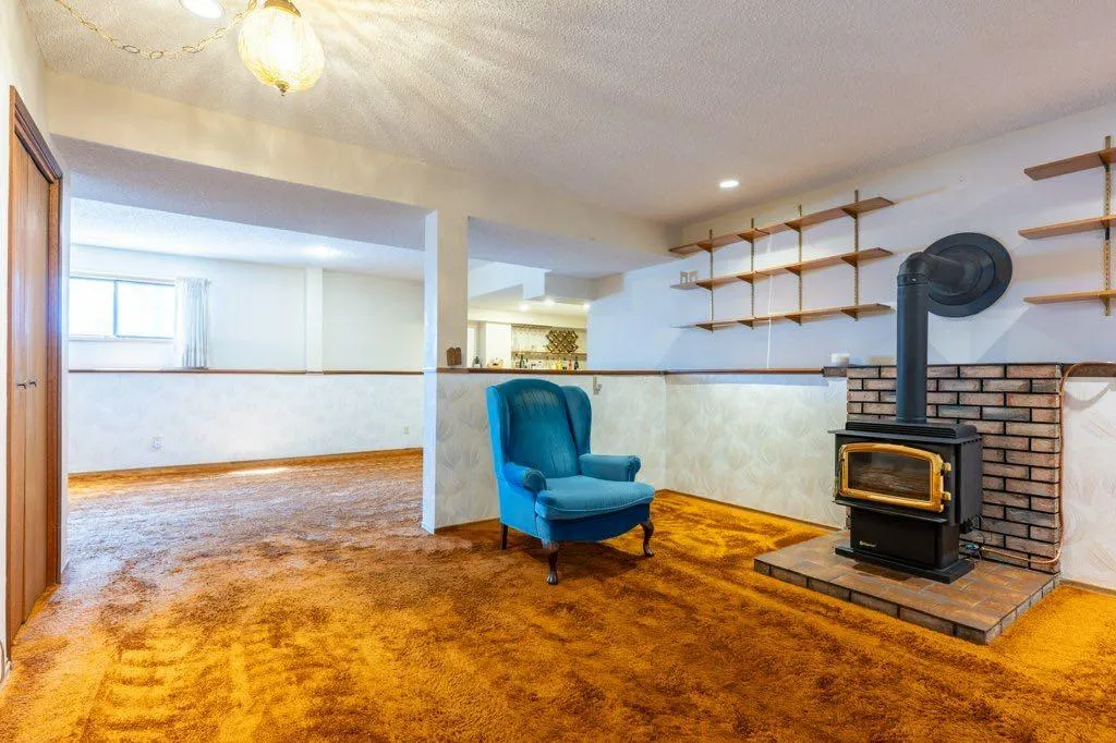 17 Iris Court SE