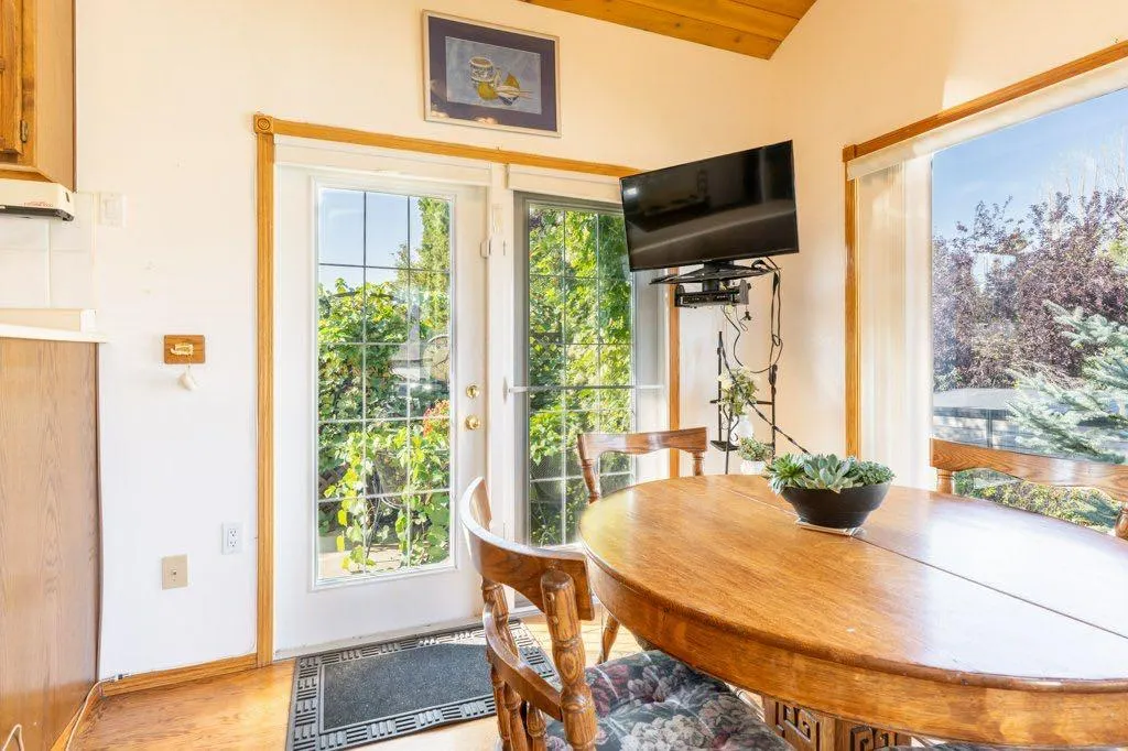 17 Iris Court SE
