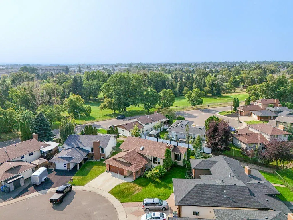 17 Iris Court SE