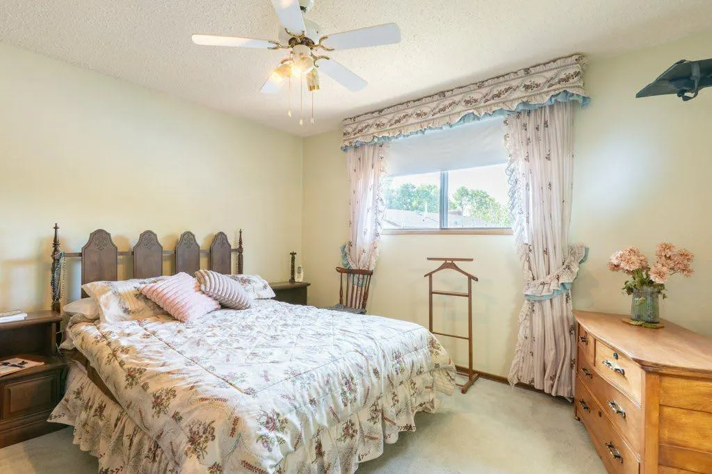 17 Iris Court SE