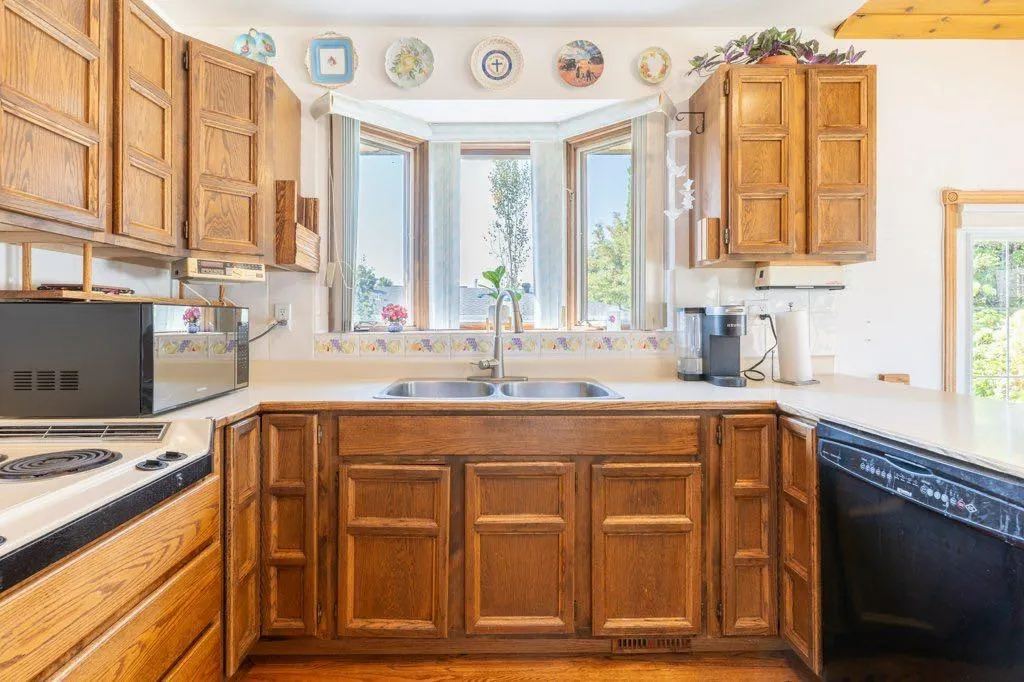 17 Iris Court SE