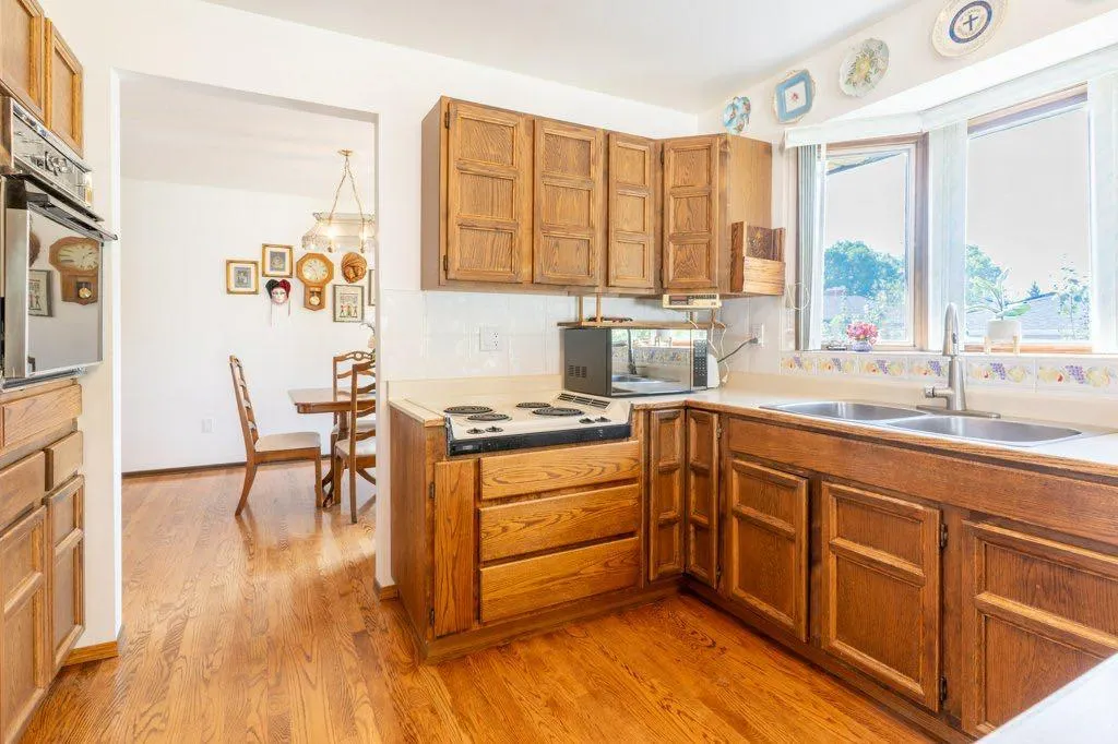 17 Iris Court SE